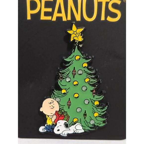 Peanuts Charlie Brown & Snoopy Christmas Tree Enamel Pin - Picture 3 of 6